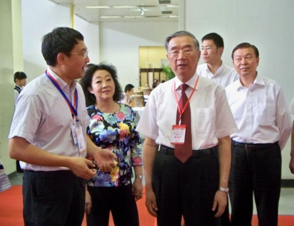 北洋集團(tuán)副總經(jīng)理高明向胡啟立主席、張琪司長介紹北洋產(chǎn)品